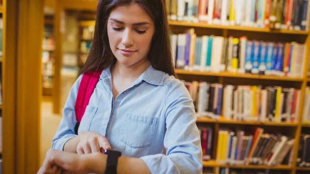 student use Smart Watch